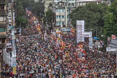 Lord Ganesh Ganpati filinin 04-0-2005-Idol 'u Chowpatty' de tanrı visarjan; Bombay Mumbai; Maharashtra; Hindistan
