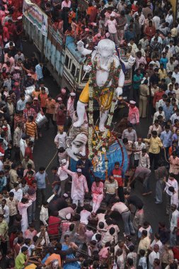 Lord Ganesh Ganpati filinin 04-0-2005-Idol 'u Chowpatty' de tanrı visarjan; Bombay Mumbai; Maharashtra; Hindistan