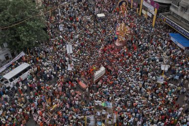 Lord Ganesh Ganpati filinin 04-0-2005-Idol 'u Chowpatty' de tanrı visarjan; Bombay Mumbai; Maharashtra; Hindistan