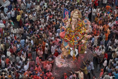 Lord Ganesh Ganpati filinin 04-0-2005-Idol 'u Chowpatty' de tanrı visarjan; Bombay Mumbai; Maharashtra; Hindistan