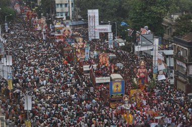 Lord Ganesh Ganpati filinin 04-0-2005-Idol 'u Chowpatty' de tanrı visarjan; Bombay Mumbai; Maharashtra; Hindistan
