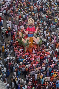 Lord Ganesh Ganpati filinin 04-0-2005-Idol 'u Chowpatty' de tanrı visarjan; Bombay Mumbai; Maharashtra; Hindistan