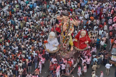 Lord Ganesh Ganpati filinin 04-0-2005-Idol 'u Chowpatty' de tanrı visarjan; Bombay Mumbai; Maharashtra; Hindistan