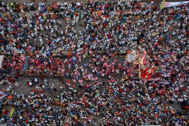 Lord Ganesh Ganpati filinin 04-0-2005-Idol 'u Chowpatty' de tanrı visarjan; Bombay Mumbai; Maharashtra; Hindistan