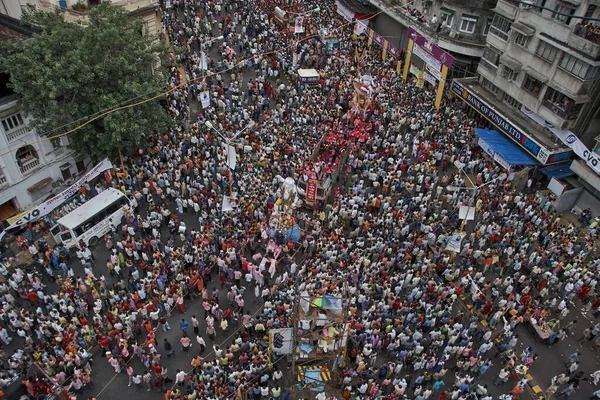 Lord Ganesh Ganpati filinin 04-0-2005-Idol 'u Chowpatty' de tanrı visarjan; Bombay Mumbai; Maharashtra; Hindistan