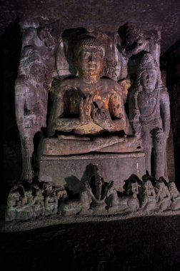 Padmasana 'daki taş Buda ve Ajanta Mağaraları' ndaki diğer iki tanrı. Şimdi UNESCO 'nun dünya mirası Aurangabad Maharashtra INDIA sitesi.