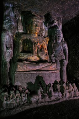 11 Kasım 2011 'de Padmasana' da, Ajanta Mağaraları 'nda iki tanrı daha vardı. Şimdi UNESCO' nun dünya mirası Aurangabad Maharashtra INDIA bölgesi.