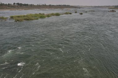 28 Haziran 2012 Rajpipla Gujarat INDIA Asia yakınlarında Narmada Nehri