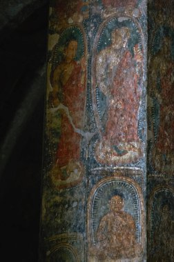 Mağara 10: Sütunlardaki tablolar. Buda görselleri öğretim tavrı ve lotus madalyonları Ajanta Mağaraları, Aurangabad, Maharashtra INDIA