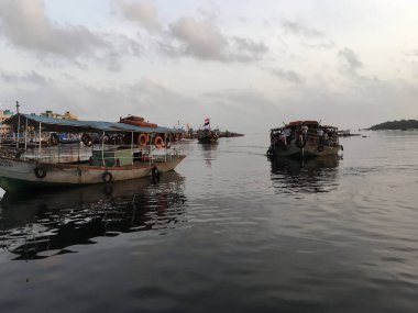 Andheri Mumbai Maharashtra Hindistan yakınlarındaki Versova Madh Ferry Boa 'da 18 Ağustos 2019 Camyutore geçidi.