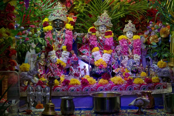 Ranchhodrai Tapınağı Ghatkoper Mumbai Maharashtra Hindistan 'da Hindola Utsav üzerine 18 Ağustos 2019 Çiçek Dekorasyonu