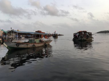 Andheri Mumbai Maharashtra Hindistan yakınlarındaki Versova Madh Ferry Boa 'da 18 Ağustos 2019 Camyutore geçidi.