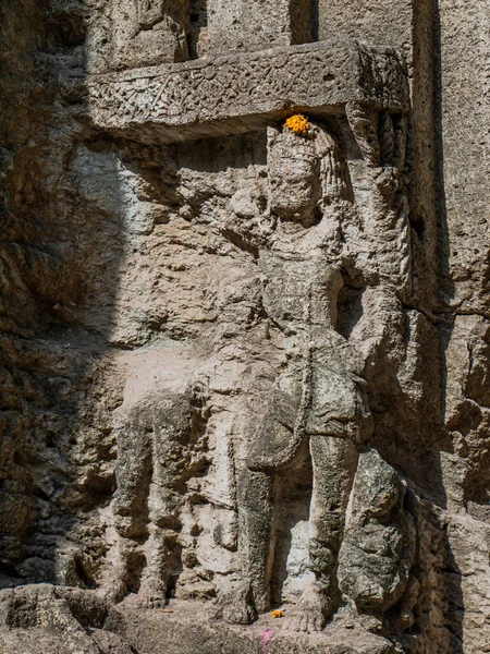 Mar 2019 Jogeshwari Caverna Corte Rocha Entrada Leste Pequenas Figuras — Fotografia de Stock