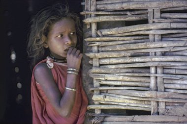 05 Nisan 2012 Bastar kabile kızı saman kulübesinde Kondagaon Chhattisgarh Hindistan
