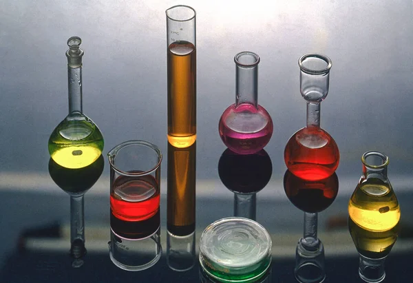 Cze 2008 Koncepcje Kolorowe Chemikalia Studio Laboratoryjnym Strzał Mumbai Maharashtra — Zdjęcie stockowe