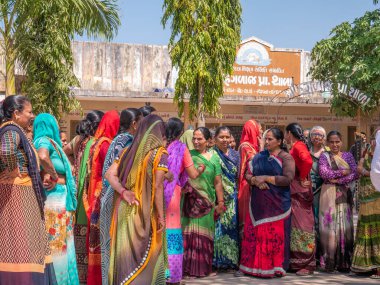 04 Mar 2019 Kadınlar, Idar SabArkantha Gujarat INDIA yakınlarındaki Hinglaj Köy Meydanı 'ndaki su sıkıntısını protesto etmek için toplandı.
