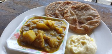 27 Mayıs 2020 'de Banarasi Aloo Sabzi ve Kachori' nin Dahi Mattha Kalyan Maharashtra Hindistan ile yakın çekimi