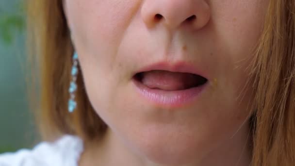 Una mujer está tomando té o café en un café o restaurante . — Vídeos de Stock