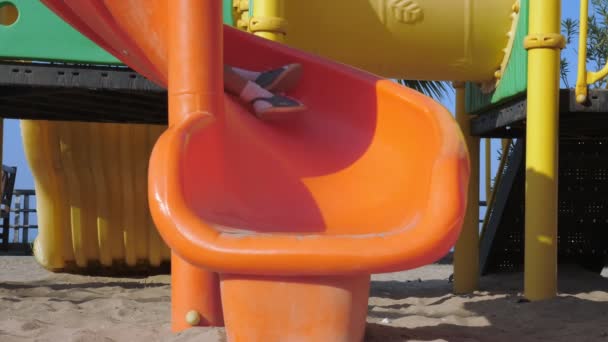Bambina rotolare giù uno scivolo per bambini . — Video Stock