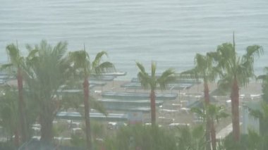 Boş tatil köyünde şiddetli yağmur..