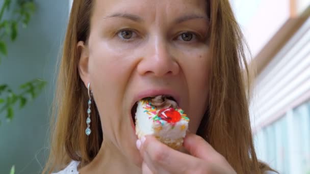 Mujer comiendo postre en un café o restaurante . — Vídeos de Stock