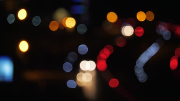 Zamazane kolorowe bokeh poruszających się samochodów i rozproszone światła dużego miasta. — Wideo stockowe