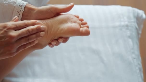 Mère massages ses bébés pieds fermer . — Video