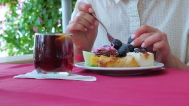 Kafede ya da restoranda tatlı yiyen bir kadın. Kapat..