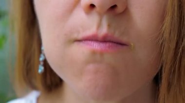 Kafede ya da restoranda tatlı yiyen bir kadın. Kapat..