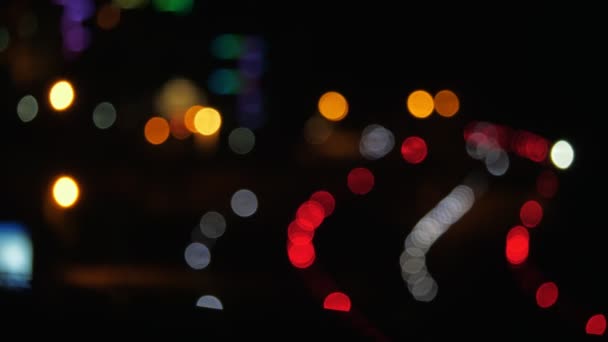 Bokeh colorido borrado de carros em movimento e luzes desfocadas da cidade grande . — Vídeo de Stock