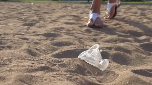 Chica recoger basura de plástico en el parque infantil o playa de arena . — Vídeos de Stock