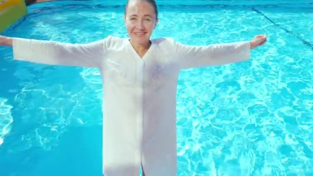 Giovane donna che cade sulla schiena nella piscina . — Video Stock