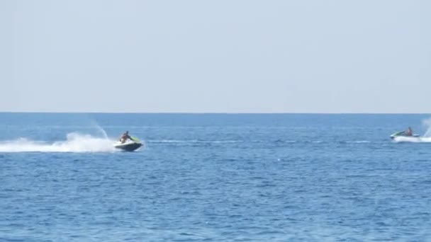 Dos motos acuáticas que cruzan el agua en el mar o el océano . — Vídeos de Stock