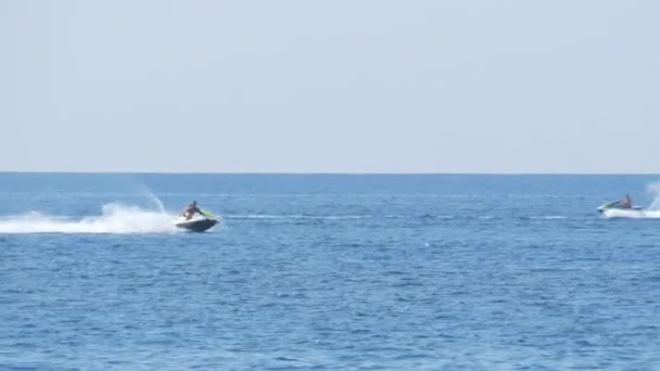 Zwei Jetskis überqueren Wasser im Meer oder Ozean. — Stockvideo