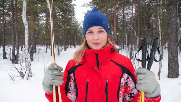 Vrolijke jonge sportvrouw klaar voor skisport in de winterdag Stockafbeelding