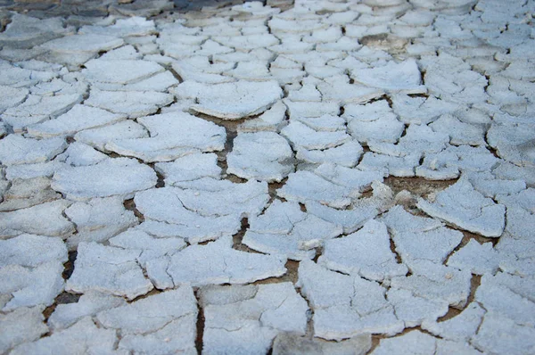 Getrocknete rissige Bodenstücke in der Trockenzeit — Stockfoto