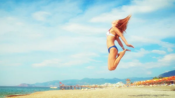 Opgewonden jonge vrouw hebben plezier op het strand in de zomer — Stockfoto