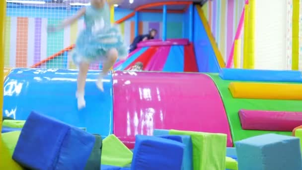 Grappige video. Vrolijk meisje spelen in kinderen pretpark — Stockvideo