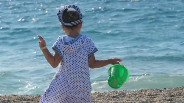 Bedårande liten flicka spela på stranden i sommar — Stockvideo