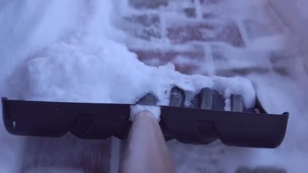 Lapátos személy távolítsa el a havat az udvarról — Stock videók