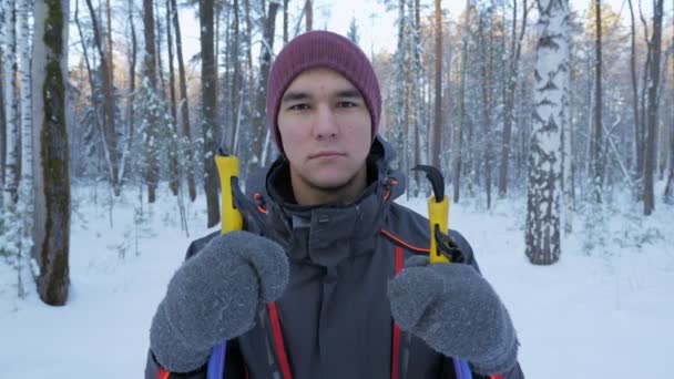 Hombre étnico alegre disfrutando esquiando en invierno — Vídeo de stock