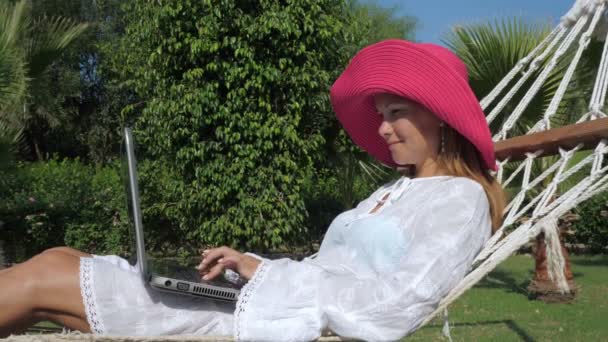 Contenido freelancer femenino usando laptop en vacaciones — Vídeo de stock