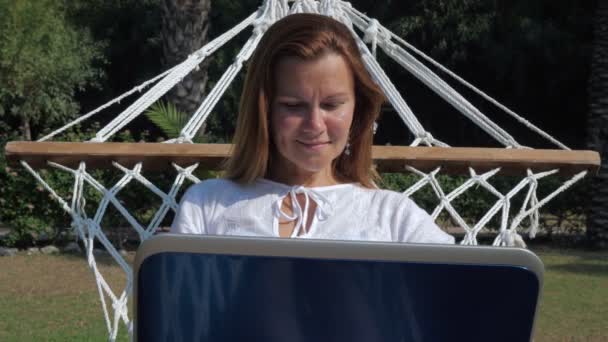 Zufriedene Freiberuflerin mit Laptop im Urlaub — Stockvideo