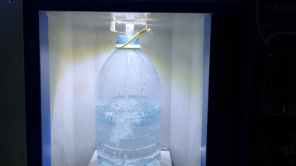 Máquina para la venta de agua potable en lugar público — Vídeos de Stock