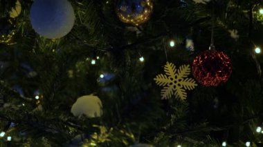 Sokakta süslemeleri olan Noel ağacı