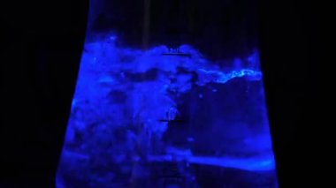 Su, cam çaydanlıkta kaynıyor.