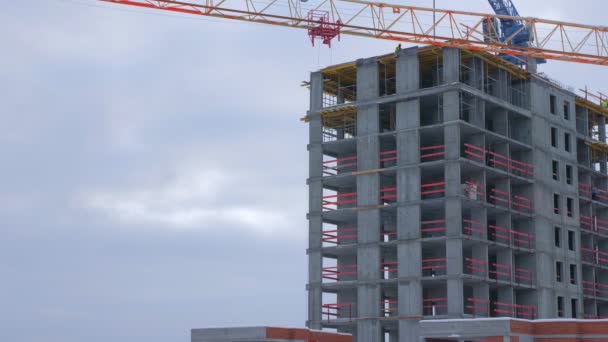 Construcción de un edificio con grúa alta — Vídeos de Stock