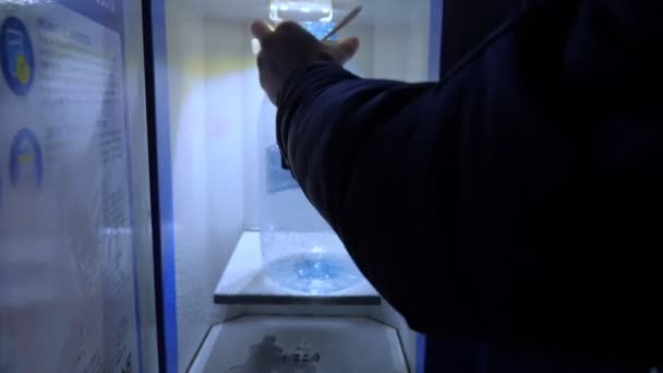 Halka açık yerlerde içme suyu satan makine — Stok video