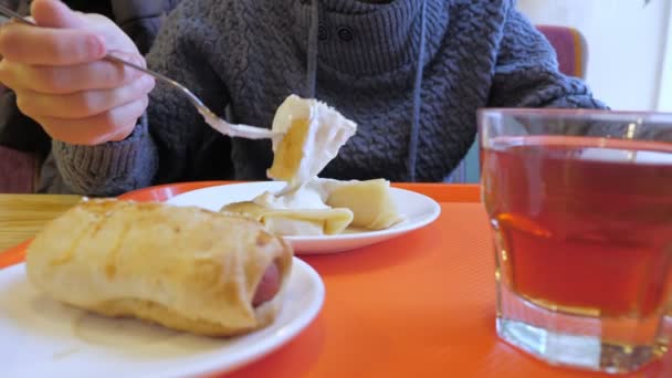 카페에서 점심을 먹고 있는 알아볼 수없는 남성 고객 — 비디오
