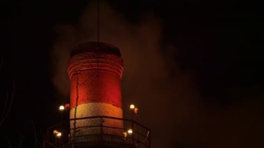 Duman termik santralin borusundan geliyor. Gece vakti.